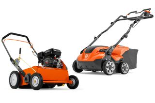 Vista lateral de um corta-relva Husqvarna e de um escarificador sobre fundo branco.