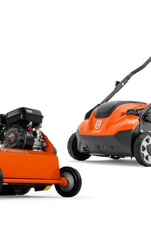 Vista lateral de um corta-relva Husqvarna e de um escarificador sobre fundo branco.