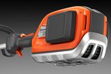 Vue rapprochée d’un produit Husqvarna avec un compartiment à piles visible.