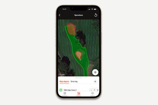 Smartphone affichant une carte du parcours de golf avec des zones en surbrillance sur une application de gestion.