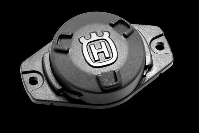 Draufsicht eines Husqvarna Zubehörs mit Markenemblem, konzipiert zur Befestigung.
