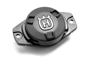 Topvisning af Husqvarna-tilbehør med logo, designet til fastgørelse.