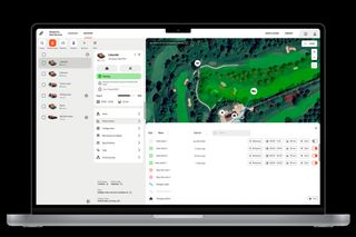 ロボット芝刈機の地図と在庫を含む Husqvarna Fleet Services ダッシュボードを表示するラップトップ。