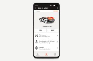 Smartphone affichant l’interface de l’application de commande du robot tondeuse.
