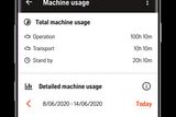 Smartphonescherm met statistieken over het machinegebruik met grafieken en gegevens voor bedrijfs-, transport- en stand-bytijden.