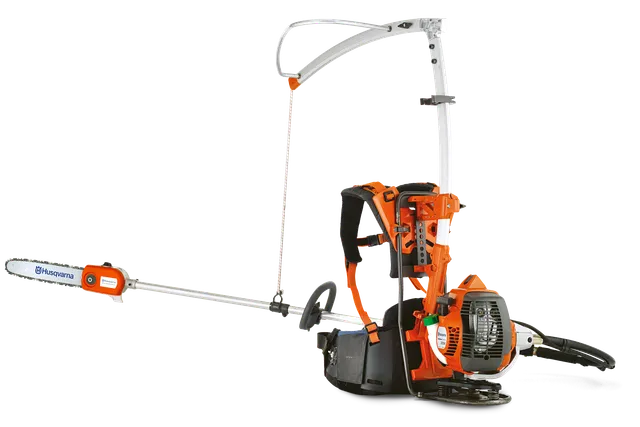 Vy från sidan av en stångsåg från Husqvarna med sele och motorstödssystem.