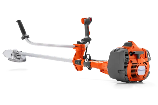 Vy från sidan av en röjsåg från Husqvarna med ergonomiskt handtag och kapskiva.