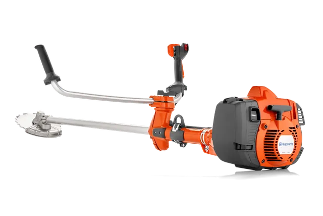 Zijaanzicht van een Husqvarna bosmaaier met ergonomisch handvat en snijmes.