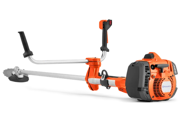 Sivunäkymä Husqvarnan raivaussahasta, jossa on ergonomiset kahvat ja terä.