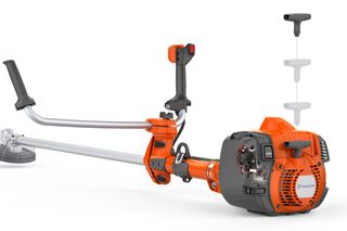Set fra siden af en Husqvarna-buskrydder med ergonomiske håndtag og synlige motorkomponenter.