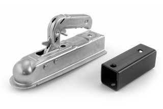 Pealtvaade metallist haagise haakeseadmele ja mustale ristkülikukujulisele adapterile.