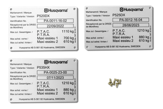 Trois étiquettes de produits Husqvarna avec spécifications et un jeu de vis.