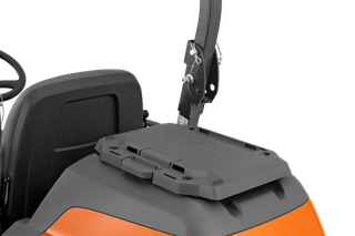 Rückansicht eines kommerziellen Husqvarna Frontmähers mit Mähdeck.