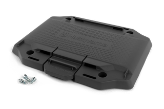 Draufsicht auf einen Husqvarna Mähroboter-Ladestationssockel mit Schrauben.