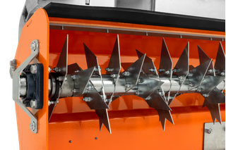Close-up van industriële machines met metalen onderdelen en mechanische onderdelen.
