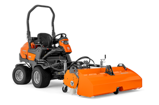 Вид збоку на комерційну косарку переднього типу Husqvarna із прикріпленою підмітальною машиною.