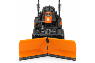 Вигляд ззаду на косарку-трактор Husqvarna з насадкою для снігоочисника.