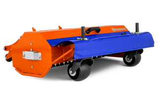 Zijaanzicht van een Husqvarna veegmachine met dubbele wielen en handvat.