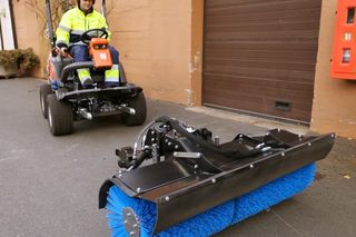 How to attach broom P 520D/P 525D 3m3s 16:9 MASTER