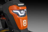 Close-up van het voorlicht en paneel van een ride-on grasmaaier.