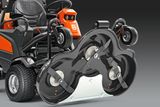 gros plan d’une tondeuse à coupe frontale Husqvarna à usage professionnel avec carter de coupe visible.