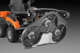 Achteraanzicht van een Husqvarna zitmaaier met zichtbaar snijdek.