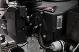 Крупний план компонента двигуна Kawasaki з видимою системою фільтрації пального.