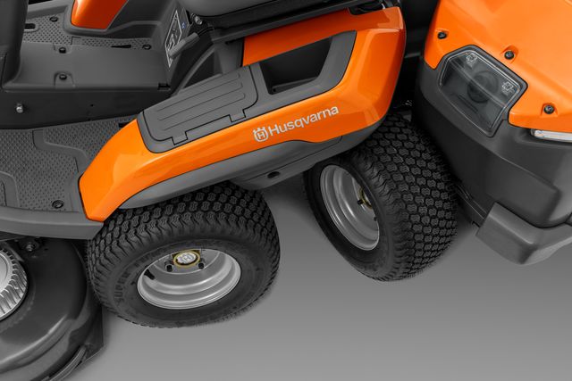 Närbild av en åkgräsklippare från Husqvarna med sätet och reglagepanelen.