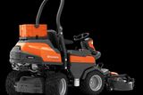 Вид ззаду на комерційну косарку Husqvarna з різальною декою й ящиком для зберігання.