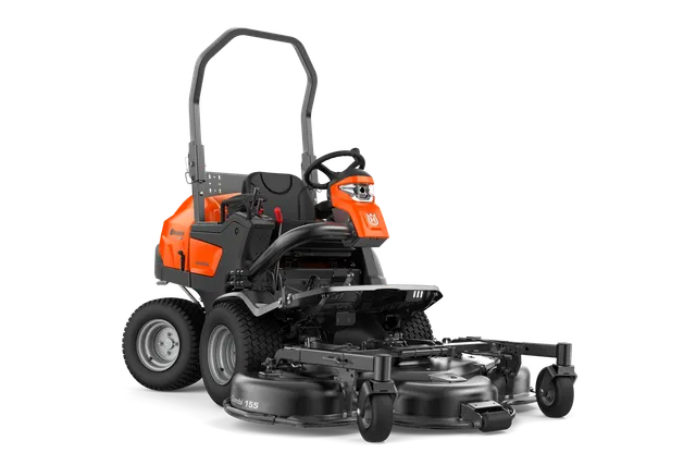 Pohled zepředu na komerční sekačku Husqvarna s žacím ústrojím.