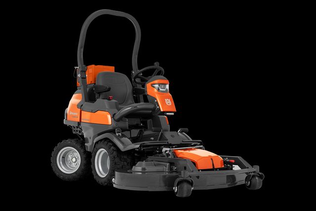 Widok z tyłu komercyjnej kosiarki czołowej Husqvarna z urządzeniem tnącym.