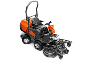 Vue arrière d’une tondeuse à coupe frontale Husqvarna professionnelle avec carter de coupe.