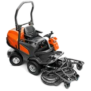 Vue arrière d’une tondeuse à coupe frontale Husqvarna professionnelle avec carter de coupe.