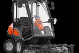 Изглед отпред на търговска предна косачка Husqvarna с косеща платформа.