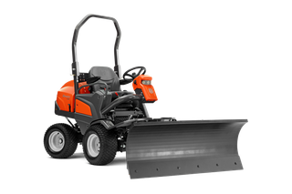 Zijaanzicht van een commerciële frontmaaier van Husqvarna met een sneeuwschuifhulpstuk.