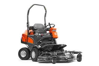 Vue de face d’une tondeuse à coupe frontale Husqvarna professionnelle avec carter de coupe.