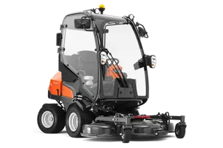 Vue de face d’une tondeuse à coupe frontale Husqvarna professionnelle avec carter de coupe.