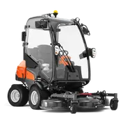 Vue de face d’une tondeuse à coupe frontale Husqvarna professionnelle avec carter de coupe.