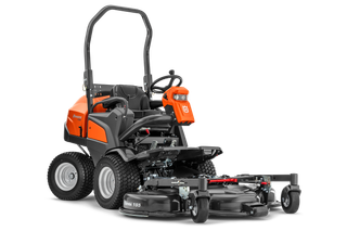 Изглед отпред на търговска предна косачка Husqvarna с косеща платформа.