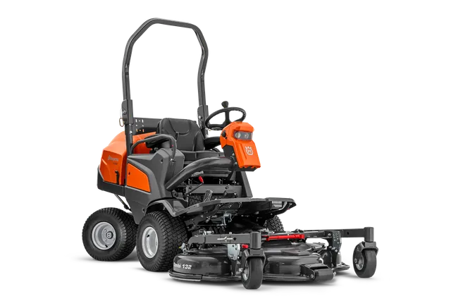 Vista frontal de um corta-relva frontal comercial Husqvarna com plataforma de corte.