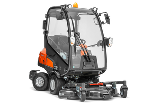 Vue de face d’une tondeuse à coupe frontale Husqvarna professionnelle avec carter de coupe.