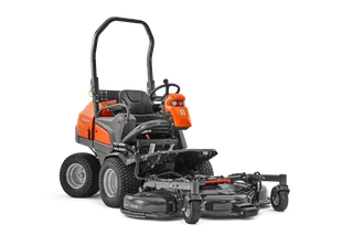 Vista frontal de um corta-relva frontal comercial Husqvarna com plataforma de corte.