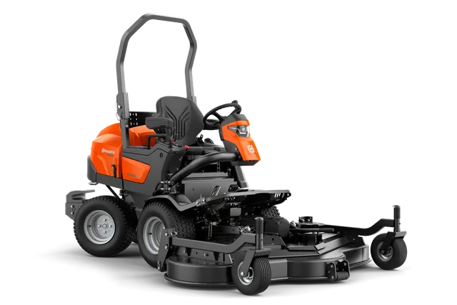 Zijaanzicht van een commerciële frontmaaier van Husqvarna met maaidek.