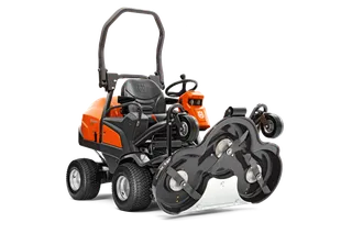 Vue latérale d’une tondeuse à coupe frontale Husqvarna professionnelle avec carter de coupe.