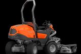 Вид ззаду на комерційну косарку Husqvarna з різальною декою.