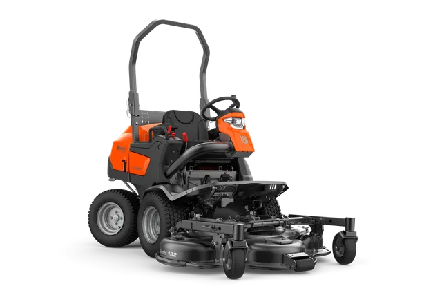 Vooraanzicht van een Husqvarna commerciële frontmaaier met maaidek.
