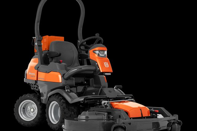 Widok z przodu komercyjnej kosiarki czołowej Husqvarna z urządzeniem tnącym.