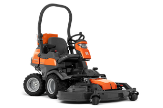 Pohľad spredu na komerčnú prednú kosačku Husqvarna s žacím ústrojenstvom.