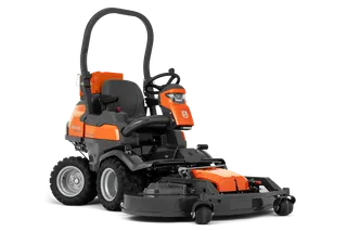 Vue de face d’une tondeuse à coupe frontale Husqvarna professionnelle avec carter de coupe.
