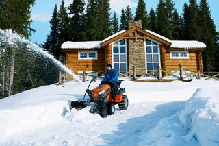 Odśnieżanie podjazdu traktorkiem Husqvarna
